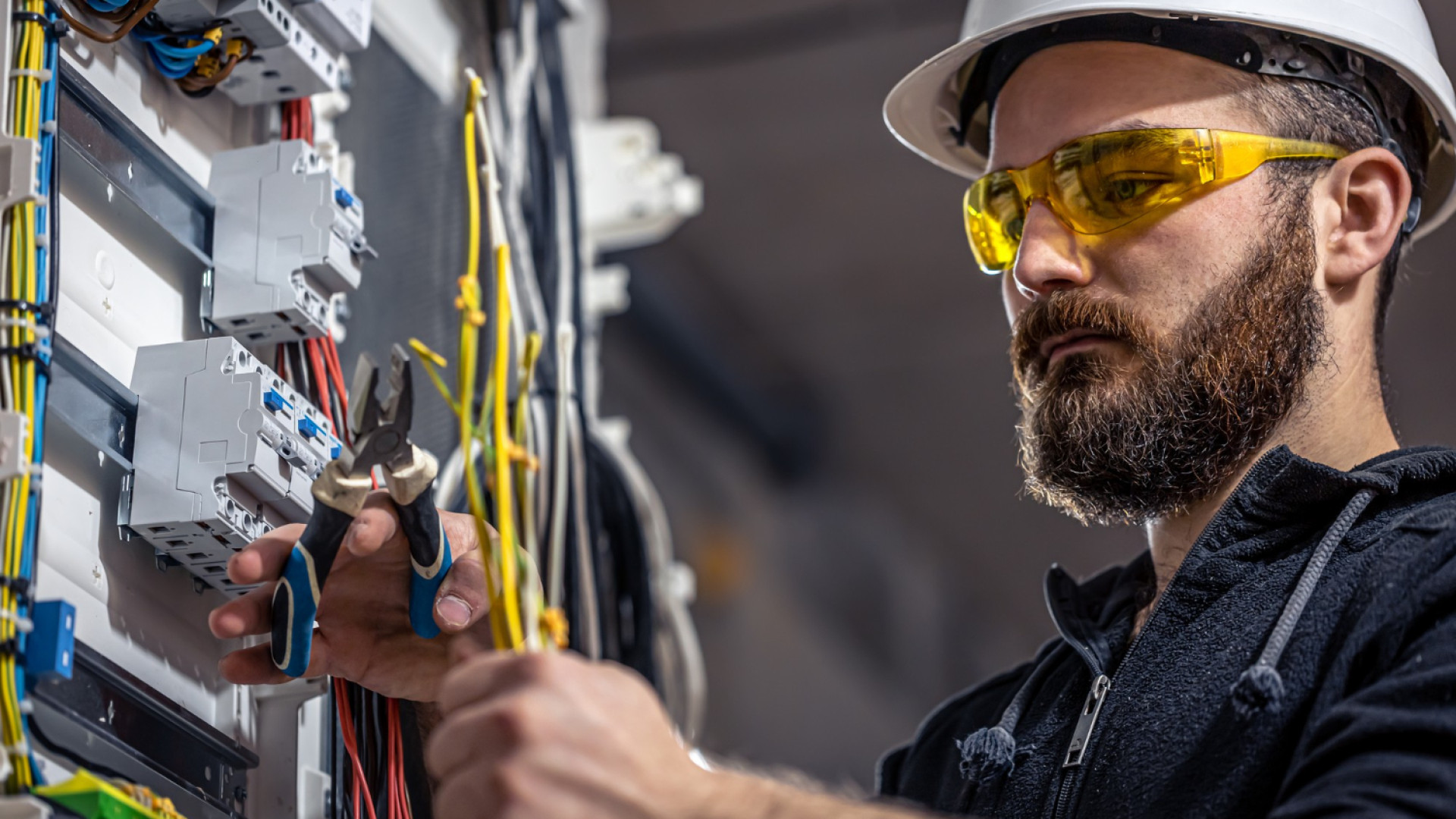 Rénovation électrique à Villefranche-sur-Saône : pourquoi faire appel à un électricien ?