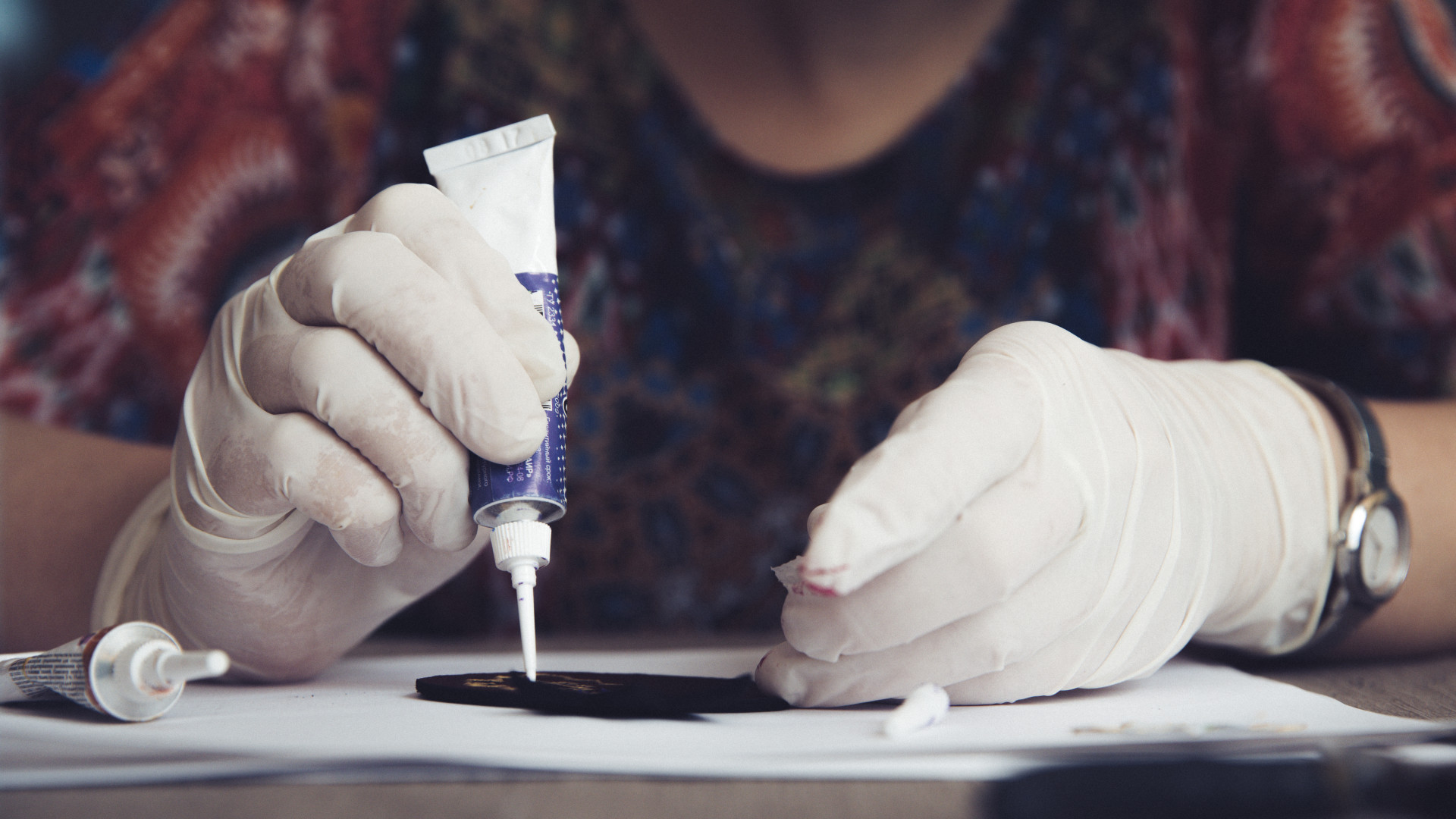 Accélérez la production grâce à la colle UV industrielle